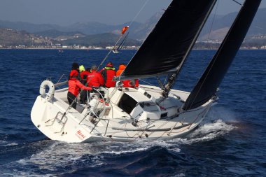 Bodrum, Hindi. 03 Mart 2019: Ege Denizi 'nin mavi sularında, ünlü tatil beldesi Bodrum' un kıyılarında, rüzgarlı havada yelkenliler yelken açıyor.