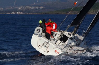 Bodrum, Hindi. 03 Mart 2019: Ege Denizi 'nin mavi sularında, ünlü tatil beldesi Bodrum' un kıyılarında, rüzgarlı havada yelkenliler yelken açıyor.
