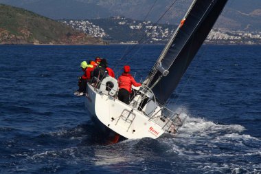 Bodrum, Hindi. 03 Mart 2019: Ege Denizi 'nin mavi sularında, ünlü tatil beldesi Bodrum' un kıyılarında, rüzgarlı havada yelkenliler yelken açıyor.