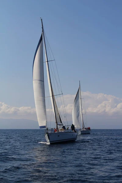 Bodrum Turquia Março 2019 Veleiros Navegam Tempo Ventoso Nas Águas — Fotografia de Stock