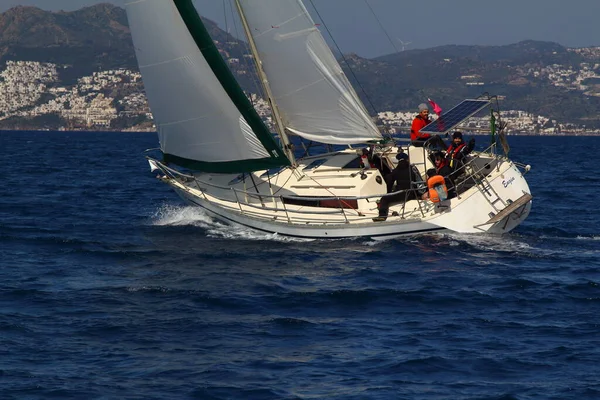 Bodrum Turecko Březen 2019 Plachetnice Plují Větrného Počasí Modrých Vodách — Stock fotografie