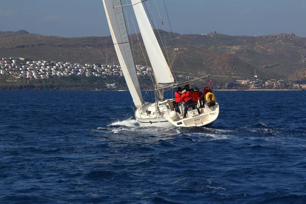 トルコのボドルム 2019年3月3日 エーゲ海の青い海 有名な休日の目的地の海岸で風の強い天候の中で帆船が出航するボドルム — ストック写真