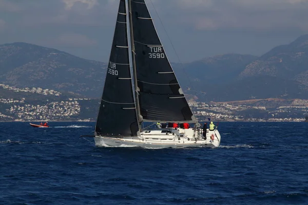 土耳其 Bodrum 2019年3月3日 帆船在爱琴海蓝色水域的大风天气中航行 位于著名度假胜地博德尔的海岸 — 图库照片