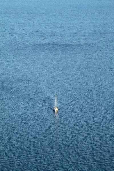 Lone Sailboat Deep Blue Aegean Sea Aerial Shot — Stock Photo, Image