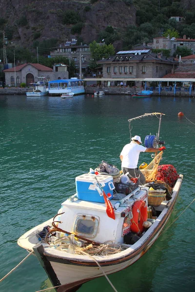 Çanakkale, Türkiye - 24 Haziran 2014: Assos, Behramkale veya kısaca Behram, Türkiye 'nin Çanakkale ilinin Ayvacik ilçesine bağlı küçük bir şehirdir. Assos limanına demirlemiş küçük bir balıkçı teknesi.