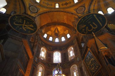 İstanbul, Türkiye - 25 Eylül 2013: Haghia Sophia. Haghia Sophia eski bir Ortodoks ataerkil bazilikası, daha sonra cami ve şimdi de İstanbul, Türkiye 'de bir müze..
