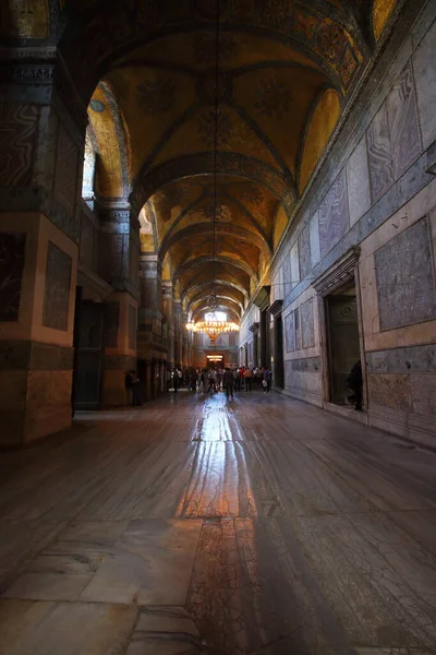 İstanbul, Türkiye - 25 Eylül 2013: Haghia Sophia. Haghia Sophia eski bir Ortodoks ataerkil bazilikası, daha sonra cami ve şimdi de İstanbul, Türkiye 'de bir müze..