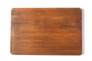 Beyaz arka planda izole edilmiş ev yapımı ekmek pişirme tahtaları. Beyazda boş tahta tepsi