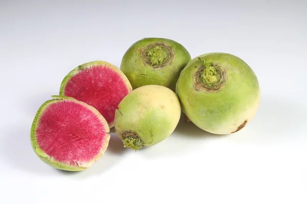 Beyaz arkaplanda karpuz turpu izole edilmiş