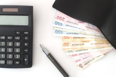 Hesap makinesi ve kalemle Türk lirası