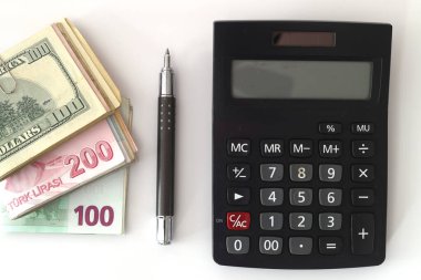 Dolar, eruo ve Türk lirası, hesap makinesi ve kalemle.
