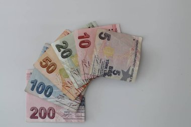 Turksh Lirası banknotlar çeşitli renk, desen ve beyaz arka plan üzerinde değer