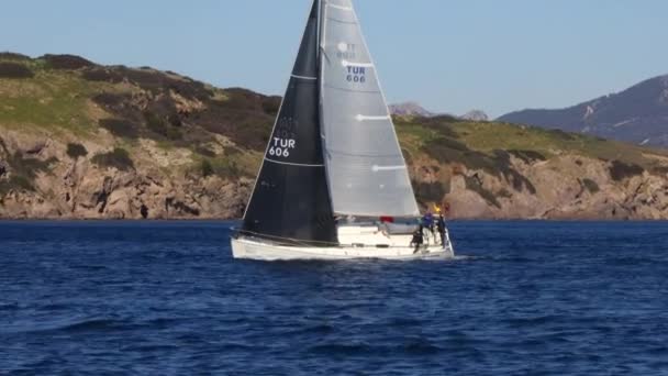 土耳其 Bodrum 2022年2月5日 帆船在爱琴海蓝色水域的大风天气中航行 该水域位于著名度假胜地波鼓市的海岸 — 图库视频影像