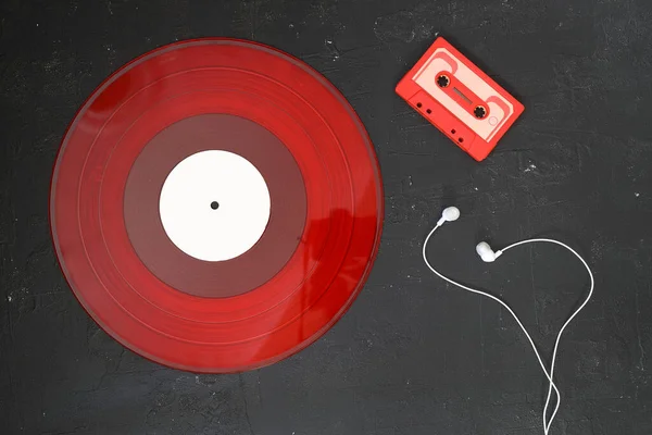 Red Audio Cassette Red Vinyl Plaat Een Zwarte Achtergrond Retro — Stockfoto