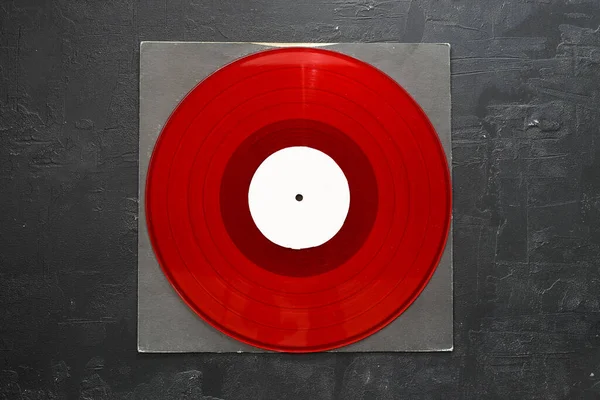 Постаревшая Черная Бумажная Обложка Красный Виниловый Пластинка Изолированы Каменном Фоне — стоковое фото