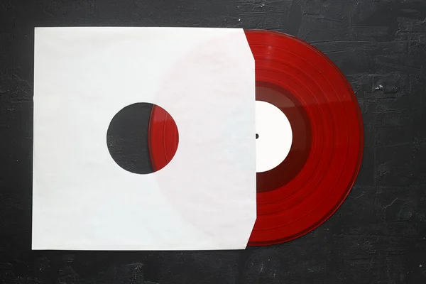 Starý Bílý Papírový Obal Červený Vinyl Záznam Izolované Černém Pozadí — Stock fotografie