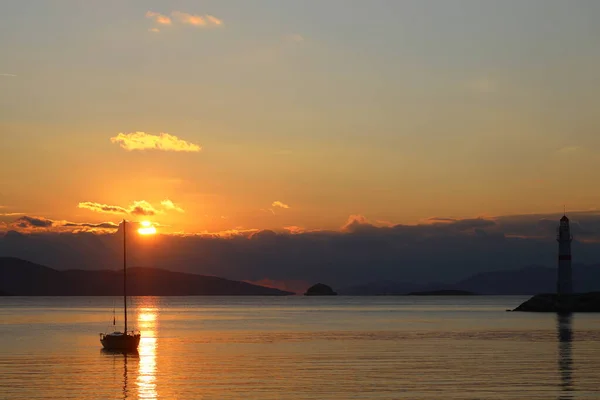 Alone Sailboat Sunset Atmospheric Seascape Reflection — Fotografia de Stock