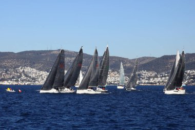 Bodrum, Hindi. 05 Şubat 2022: Yelkenliler Ege Denizi 'nin mavi sularında, ünlü tatil beldesi Bodrum' un kıyılarında rüzgarlı havada yelken açıyorlar..