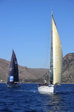 Bodrum, Hindi. 05 Şubat 2022: Yelkenliler Ege Denizi 'nin mavi sularında, ünlü tatil beldesi Bodrum' un kıyılarında rüzgarlı havada yelken açıyorlar..