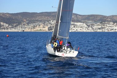 Bodrum, Hindi. 05 Şubat 2022: Yelkenliler Ege Denizi 'nin mavi sularında, ünlü tatil beldesi Bodrum' un kıyılarında rüzgarlı havada yelken açıyorlar..