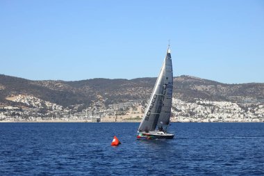 Bodrum, Hindi. 05 Şubat 2022: Yelkenliler Ege Denizi 'nin mavi sularında, ünlü tatil beldesi Bodrum' un kıyılarında rüzgarlı havada yelken açıyorlar..