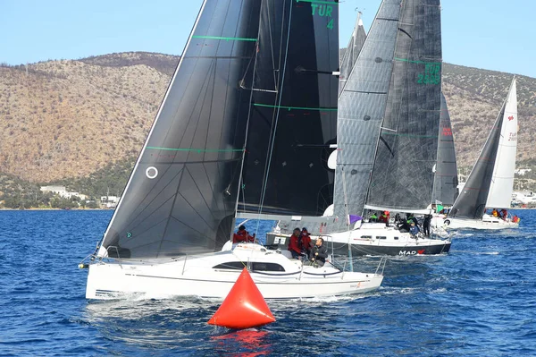 Bodrum Turecko Únor 2022 Plachetnice Plují Větrného Počasí Modrých Vodách — Stock fotografie