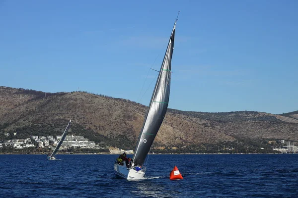 Bodrum Turecko Únor 2022 Plachetnice Plují Větrného Počasí Modrých Vodách — Stock fotografie