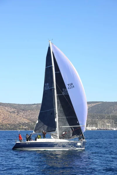 Bodrum Turecko Únor 2022 Plachetnice Plují Větrného Počasí Modrých Vodách — Stock fotografie