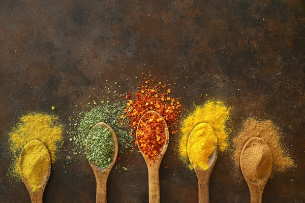 Diferentes Especias Una Piedra Negra Especias Orientales Cucharas Pimientos Rojos — Foto de Stock