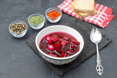 Ahşap arka planda ev yapımı pancar kökü..