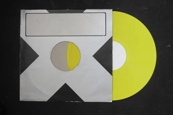 Leeftijd Zwart Papier Cover Geel Vinyl Record Geïsoleerd Donkere Achtergrond — Stockfoto