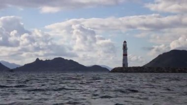 Eyalet sahilindeki deniz feneri. Gün batımında deniz manzarası. Sahildeki deniz feneri. Deniz kenti Turgutreis ve muhteşem gün batımları