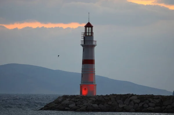 Seelandschaft Bei Sonnenuntergang Leuchtturm Der Küste — Stockfoto