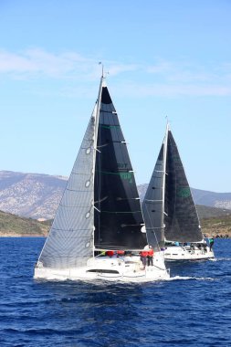 Bodrum, Hindi. 06 Şubat 2022: Yelkenliler Ege Denizi 'nin mavi sularında, ünlü tatil beldesi Bodrum' un kıyılarında rüzgarlı havada yelken açıyorlar..