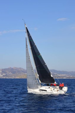 Bodrum, Hindi. 06 Şubat 2022: Yelkenliler Ege Denizi 'nin mavi sularında, ünlü tatil beldesi Bodrum' un kıyılarında rüzgarlı havada yelken açıyorlar..