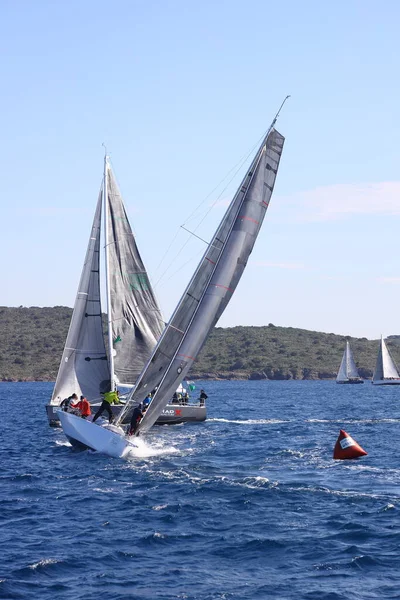 Bodrum Turquia Fevereiro 2022 Veleiros Navegam Tempo Ventoso Nas Águas — Fotografia de Stock