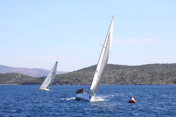 Bodrum Turkiet Februari 2022 Segelbåtar Seglar Blåsigt Väder Egeiska Havets — Stockfoto