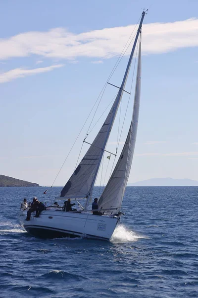 Bodrum Turquia Fevereiro 2022 Veleiros Navegam Tempo Ventoso Nas Águas — Fotografia de Stock