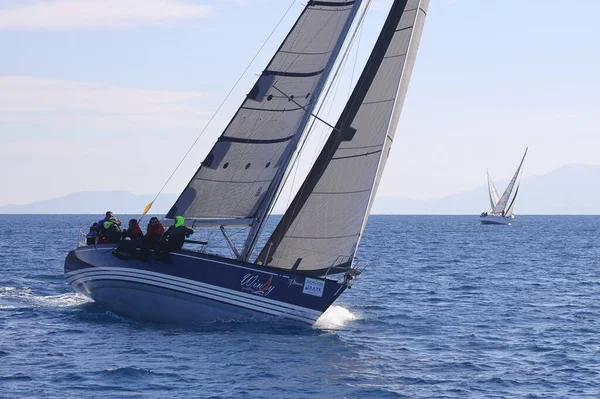 土耳其 Bodrum 2022年2月6日 帆船在爱琴海蓝色水域的大风天气中航行 该水域位于著名度假胜地波鼓市的海岸 — 图库照片
