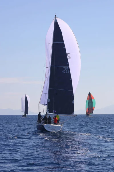 Bodrum Turquia Fevereiro 2022 Veleiros Navegam Tempo Ventoso Nas Águas — Fotografia de Stock