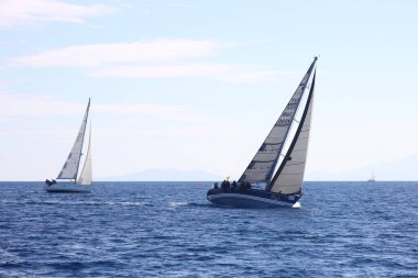 Bodrum, Hindi. 06 Şubat 2022: Yelkenliler Ege Denizi 'nin mavi sularında, ünlü tatil beldesi Bodrum' un kıyılarında rüzgarlı havada yelken açıyorlar..