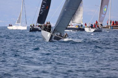 Bodrum, Hindi. 27 Şubat 2022: Yelkenliler Ege Denizi 'nin mavi sularında, ünlü tatil beldesi Bodrum' un kıyılarında rüzgarlı havada yelken açıyorlar..