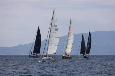Bodrum, Hindi. 27 Şubat 2022: Yelkenliler Ege Denizi 'nin mavi sularında, ünlü tatil beldesi Bodrum' un kıyılarında rüzgarlı havada yelken açıyorlar..