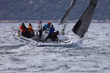 Bodrum, Hindi. 27 Şubat 2022: Yelkenliler Ege Denizi 'nin mavi sularında, ünlü tatil beldesi Bodrum' un kıyılarında rüzgarlı havada yelken açıyorlar..