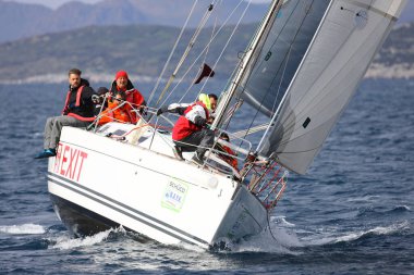 Bodrum, Hindi. 27 Şubat 2022: Yelkenliler Ege Denizi 'nin mavi sularında, ünlü tatil beldesi Bodrum' un kıyılarında rüzgarlı havada yelken açıyorlar..