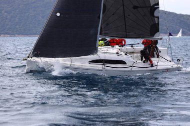 Bodrum, Hindi. 27 Şubat 2022: Yelkenliler Ege Denizi 'nin mavi sularında, ünlü tatil beldesi Bodrum' un kıyılarında rüzgarlı havada yelken açıyorlar..