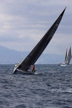 Bodrum, Hindi. 27 Şubat 2022: Yelkenliler Ege Denizi 'nin mavi sularında, ünlü tatil beldesi Bodrum' un kıyılarında rüzgarlı havada yelken açıyorlar..