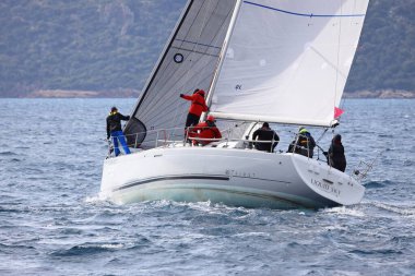 Bodrum, Hindi. 27 Şubat 2022: Yelkenliler Ege Denizi 'nin mavi sularında, ünlü tatil beldesi Bodrum' un kıyılarında rüzgarlı havada yelken açıyorlar..