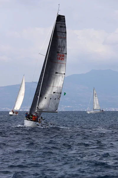 Bodrum, Hindi. 27 Şubat 2022: Yelkenliler Ege Denizi 'nin mavi sularında, ünlü tatil beldesi Bodrum' un kıyılarında rüzgarlı havada yelken açıyorlar..