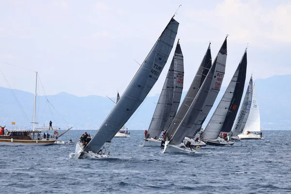 Bodrum Turecko Únor 2022 Plachetnice Plují Větrného Počasí Modrých Vodách — Stock fotografie